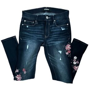 Women’s Express Dark Wash Mid Rise Straight Leg Cropped Stretchy Jeans Size: 4